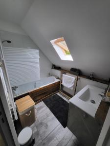 une salle de bain avec une baignoire et un lavabo dans l'établissement La Renardiere, au Vigan 13 autres photos