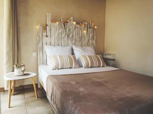 Un dormitorio con una cama grande con cabecero de madera. en Holiday Home La Fée Margot by Interhome, en Le Gouray 25 fotos más