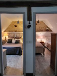 - une chambre avec deux lits dans une pièce dotée de plafonds dans l'établissement La Renardiere, au Vigan