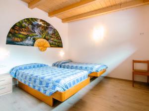 PeraにあるApartment Saslench by Interhomeの壁に絵が飾られた部屋にベッドが2つある