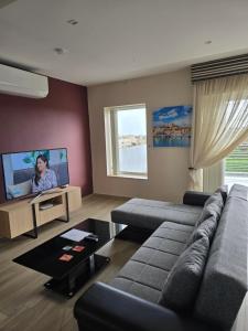 TV a/nebo společenská místnost v ubytování Trilogy Penthouse, Holiday Home, Gozo