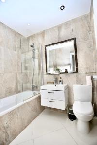 Un baño con inodoro, lavabo y bañera. en Perfect Holiday Apartament, en Limassol 22 fotos más