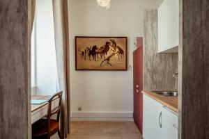 una cocina con una pintura de caballos en la pared en Labor Alliance Residence by LovelyStay, en Lisboa 118 fotos más