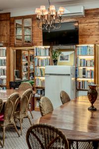 Un comedor con una mesa y sillas en una biblioteca. en Labor Alliance Residence by LovelyStay, en Lisboa