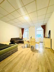 Televízia a/alebo spoločenská miestnosť v ubytovaní Amazing 2BR Apartment Near Praterstern