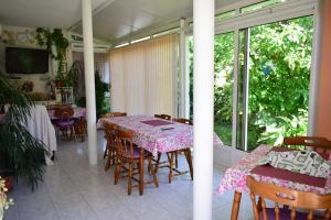 a dining room with a table and chairs at Rooms Vila Mautner in Vodice