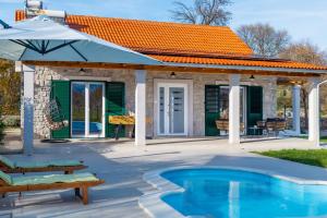 Bazén v ubytování Villa Bajadera nebo v jeho okolí