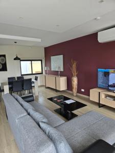TV a/nebo společenská místnost v ubytování Trilogy Penthouse, Holiday Home, Gozo
