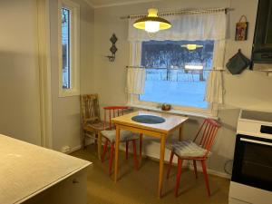 Η κουζίνα ή μικρή κουζίνα στο House at Elvevoll +21 φωτογραφίες