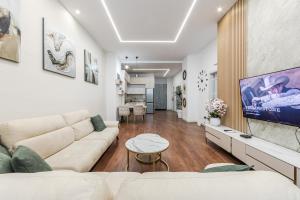 Μια τηλεόραση ή/και κέντρο ψυχαγωγίας στο Marina Luxury Apartment by PS