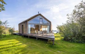 a small house with a large window on a dock at 3 Bedroom Lovely Home In Warten in Warten