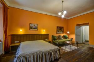 Un pat sau paturi într-o cameră la Hotel Edward Kelly