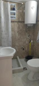 Koupelna v ubytování Apartmani Boki