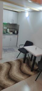 Kuchyň nebo kuchyňský kout v ubytování Apartmani Boki