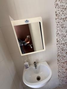 Phòng tắm tại Sels Home 2 single bed, attached bathroom, lift, third floor, CAR park, entire terrace