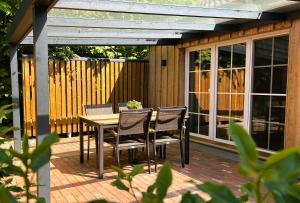 GrödersbyにあるGartenhaus S - Sommerhaus 54のデッキにテーブルと椅子が置かれたパティオ