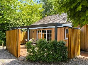 GrödersbyにあるGartenhaus S - Sommerhaus 54の小さな木造の小屋