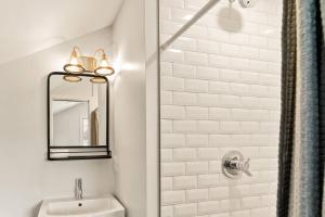 un bagno con lavandino e specchio di Seas the Day. a Rockaway Beach Altre 42 foto