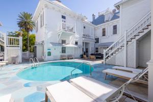 une piscine devant un bâtiment blanc dans l'établissement Deluxe King - Curry Mansion with Pool!, à Key West