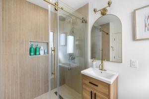 Ένα μπάνιο στο Walk to the Sand Ocean Views Balcony Parking Sunset Surf +36 φωτογραφίες