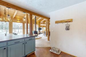 Η κουζίνα ή μικρή κουζίνα στο Aspen View Cabin