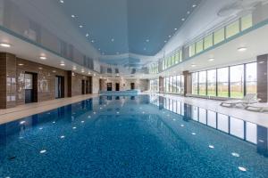 a large swimming pool in a building at Apolonia apartament II- SPA in Dziwnów