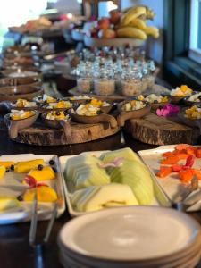 a long table filled with plates and bowls of food at Ibiti Village in Lima Duarte