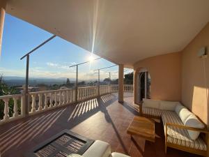 a balcony with a couch and a table at Valencia, villa, piscina privada, junto A-7 cerca de playas, aeropuerto, Cheste in Torrent +39 photos
