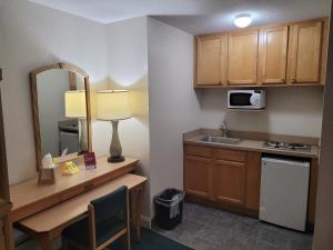 Η κουζίνα ή μικρή κουζίνα στο Queens Lodge Motel