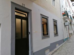 eine Tür an der Seite eines Gebäudes in der Unterkunft A casinha in Nazaré