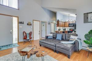 Χώρος καθιστικού στο Fire Pit, Pool and Beach Access Tobyhanna Home!