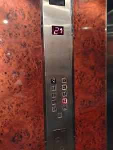 an elevator with the number twenty four on it at Sunny Nest in Sparta