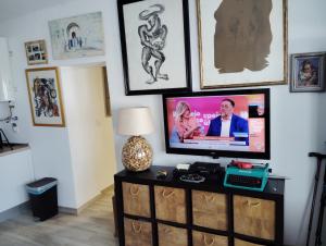 A television and/or entertainment centre at Alquiler Casita en Facinas