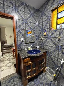 a bathroom with a sink and a mirror at Excelente casa a 700 m da COP30 in Belém +47 photos