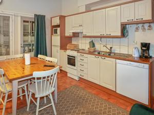 Kuchyň nebo kuchyňský kout v ubytování Holiday Home Aquahovi b6 by Interhome