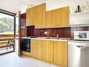 Kuchyň nebo kuchyňský kout v ubytování Apartment El Ladinia-1 by Interhome