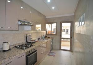 Η κουζίνα ή μικρή κουζίνα στο blue perl appartement haut standing luxury services
