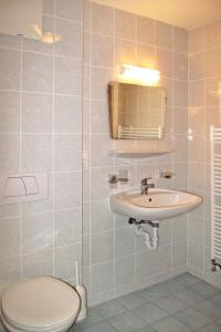 un baño con inodoro y lavabo en Apartment Nebenhaus Schönblick - SVH111 by Interhome, en San Valentino alla Muta 33 fotos más