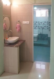 un baño con lavabo e inodoro en Kashi Heritage, en Varanasi