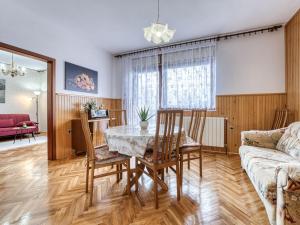 Posezení v ubytování Apartment Maklen-2 by Interhome