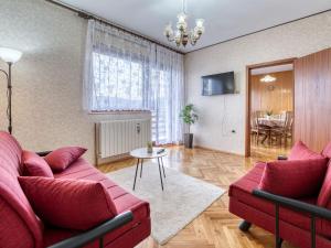 TV a/nebo společenská místnost v ubytování Apartment Maklen-2 by Interhome