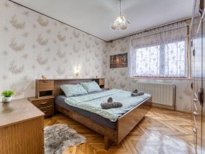 Rúm í herbergi á Apartment Maklen-2 by Interhome