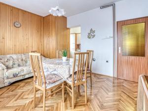 Setusvæði á Apartment Maklen-2 by Interhome