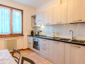 Η κουζίνα ή μικρή κουζίνα στο Apartment Teto by Interhome