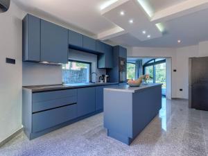 Η κουζίνα ή μικρή κουζίνα στο Villa Solaria by Interhome
