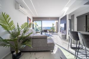 Ein Sitzbereich in der Unterkunft HiddenGems Residences 202 - The LXR Penthouse - Pool & Beach Steps