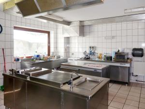 Η κουζίνα ή μικρή κουζίνα στο Holiday Home Haupthaus Schönblick - SVH123 by Interhome