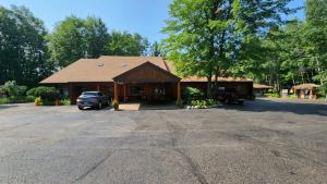 una casa con un'auto parcheggiata davanti di Springbrook Inn East Room a Houghton Lake
