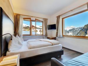 Nespecifikovaný výhled na hory nebo výhled na hory při pohledu z prázdninového domu