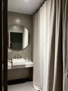 ein Badezimmer mit Waschbecken und Spiegel in der Unterkunft Departamento con vista al cerro! in Yerba Buena